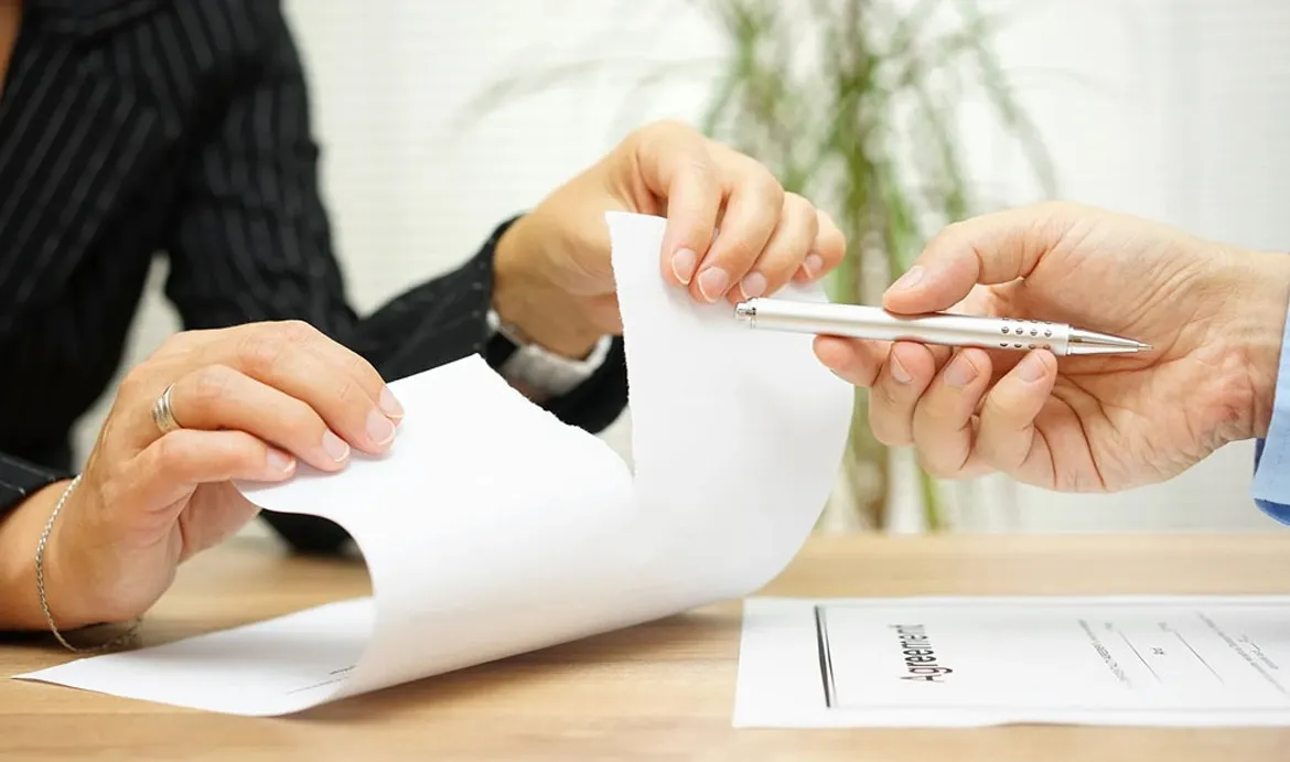 How can I resolve a contract dispute in the UAE?