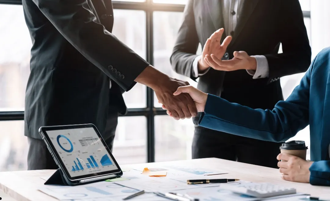 What are the benefits of hiring a corporate law firm in Dubai?