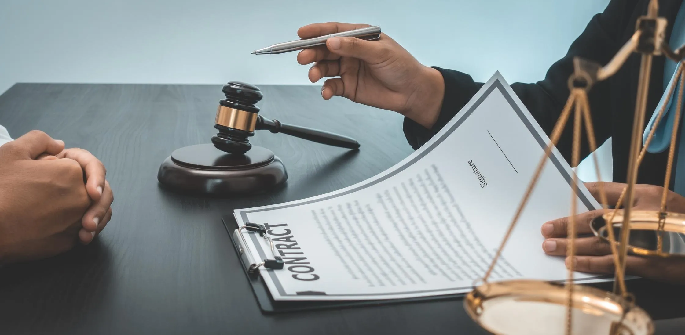 What is the difference between a legal consultant and a lawyer in Dubai?