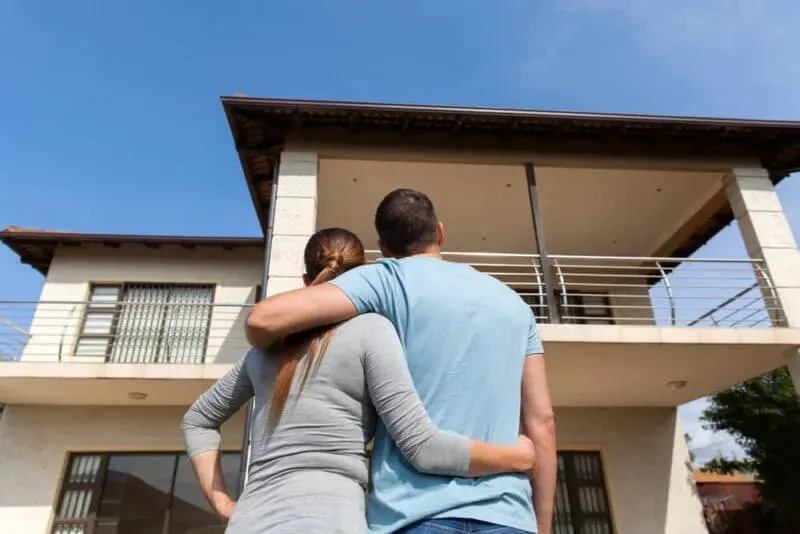 What Legal Steps Are Required for a Non-Resident Expat to Buy and Own Property in Freehold Areas of Dubai?